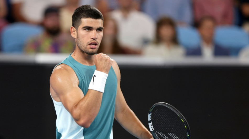 Alcaraz vence sem sustos em estreia no Aberto da Austr&aacute;lia