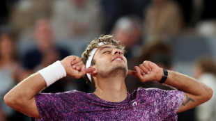 Cobolli surpreende Auger-Aliassime e avan&ccedil;a &agrave; semifinal em Roland Garros