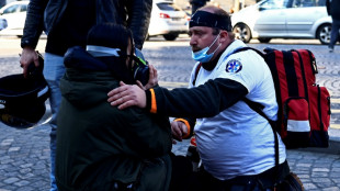 Par&iacute;s se mantiene bajo fuerte vigilancia tras el paso de los convoyes antivacunas
