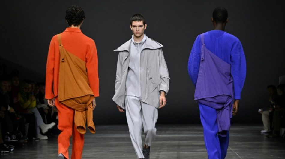 Silueta fluida y geom&eacute;trica para el hombre en desfile parisino de Issey Miyake