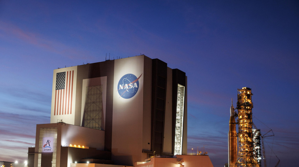 Luna, il razzo di Artemis II sta tornando sulla rampa di lancio