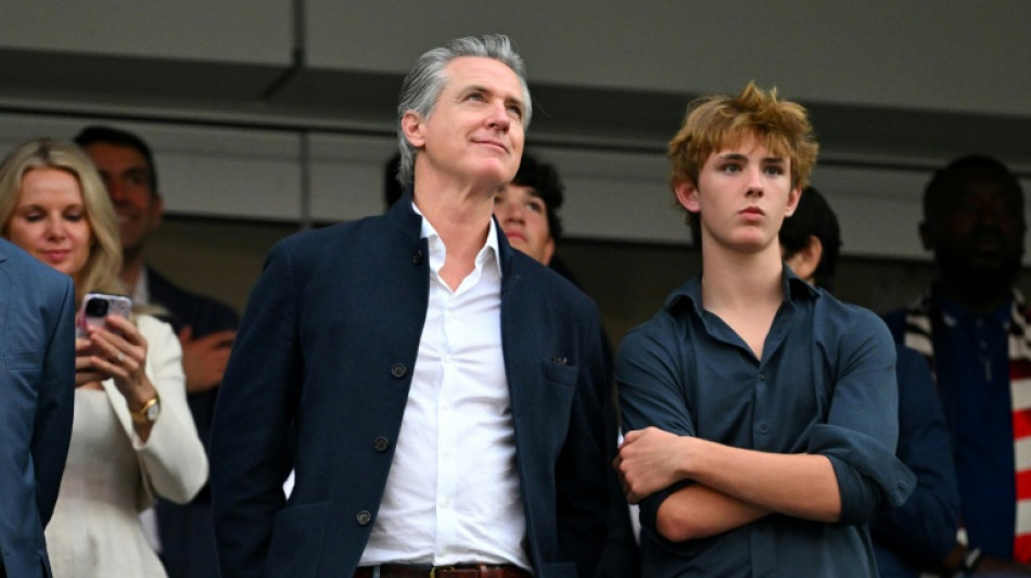 El gobernador de California firma leyes para limitar los riesgos de las redes sociales en los ni&ntilde;os