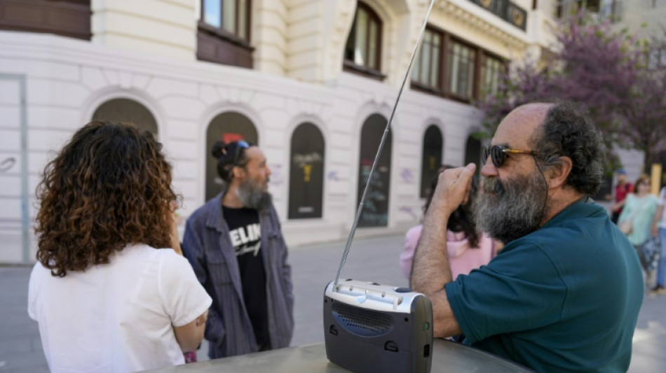 Comprar velas o transistores con pilas, las lecciones que sacan los madrileños del apagón masivo