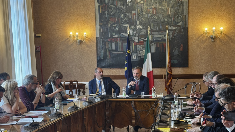 Electrolux: Urso e Regioni all'azienda, 'subito ritiro, chiederemo un nuovo piano'