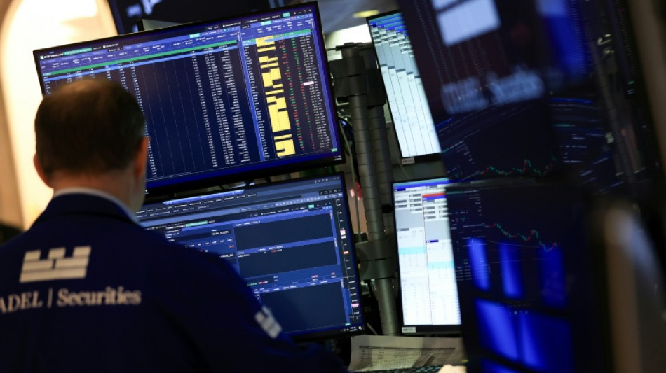 Wall Street dig&egrave;re un tsunami de r&eacute;sultats et donn&eacute;es &eacute;conomiques