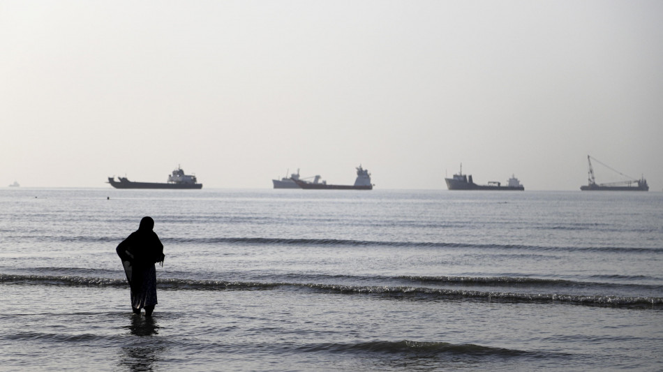 Bbc, transiti attraverso Hormuz di fatto azzerati da ieri sera