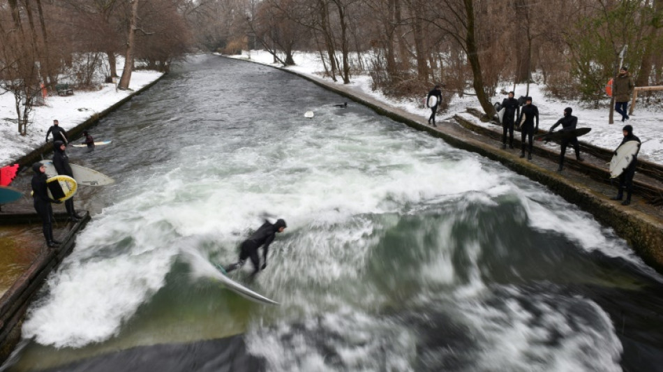 Nach t&ouml;dlichem Surfunfall auf Eisbach: Ermittler in M&uuml;nchen suchen Flussbett ab