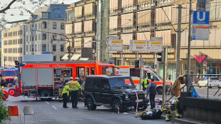 Auto fährt in Stuttgart in Menschengruppe - Frau erliegt Verletzungen