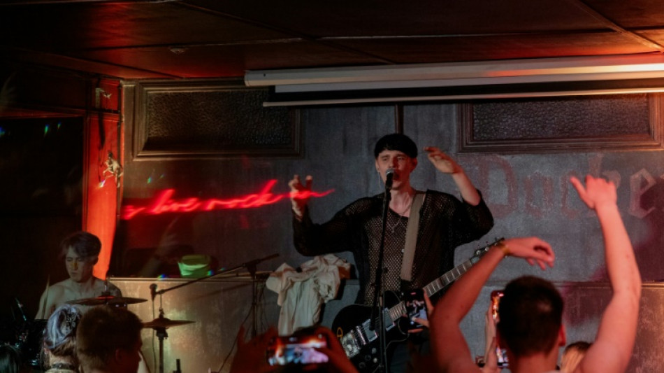 La alegr&iacute;a y el furor de un grupo de rock de gira en Ucrania