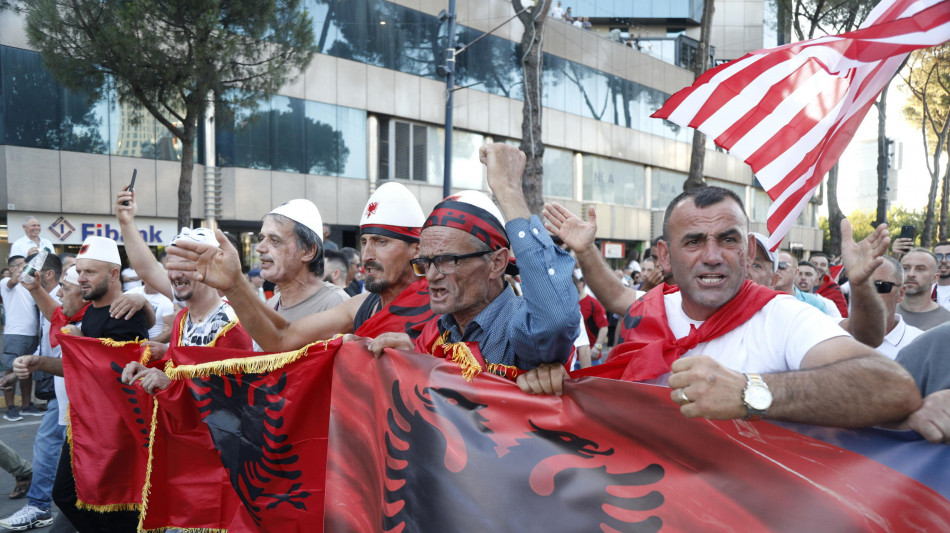Migliaia di albanesi manifestano ancora contro il resort legato a Trump