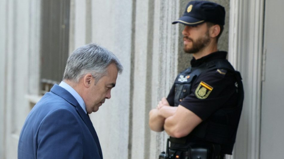 Prisi&oacute;n provisional en Espa&ntilde;a para el ex n&uacute;mero tres del Partido Socialista sospechoso de corrupci&oacute;n