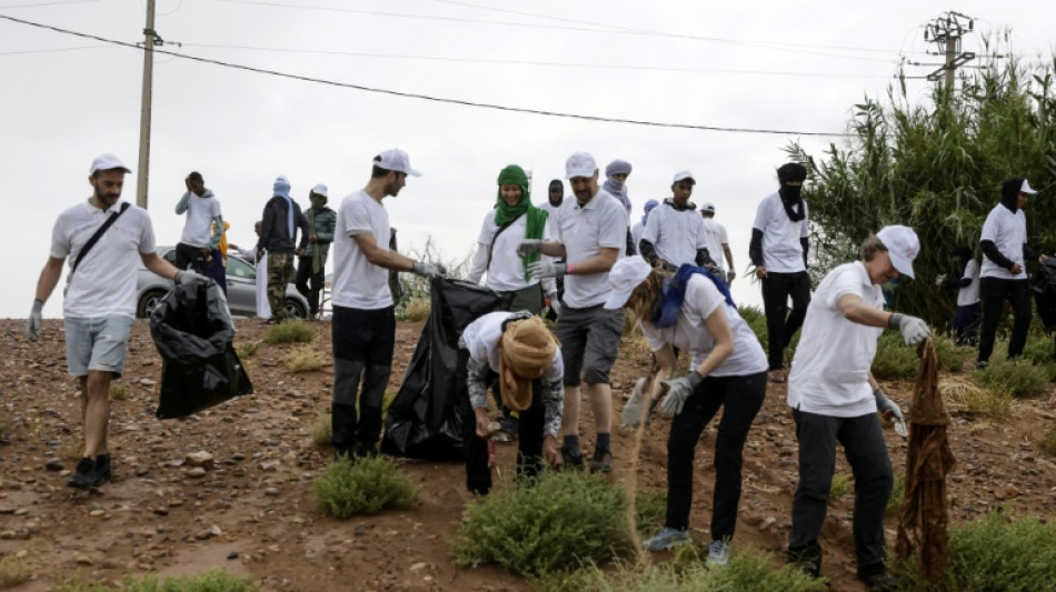Au Maroc, des bénévoles traquent les déchets qui empoisonnent le désert