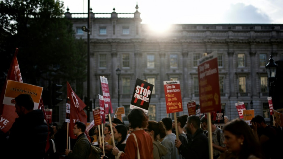 Juiz decide que Irlanda do Norte n&atilde;o pode expulsar migrantes para Ruanda