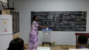 Pr&eacute;sidentielle en Guin&eacute;e: d&eacute;but du scrutin, le chef de la junte favori