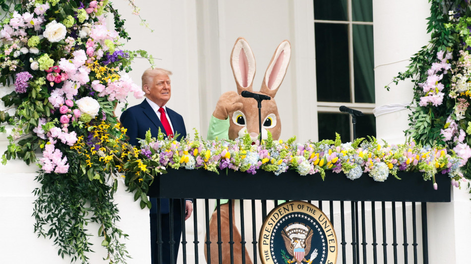 Trump omaggia il Papa dal balcone accanto al coniglio pasquale