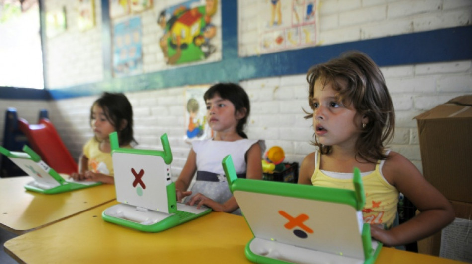 La militar ministra de Educaci&oacute;n de El Salvador ordena "disciplina" en las escuelas