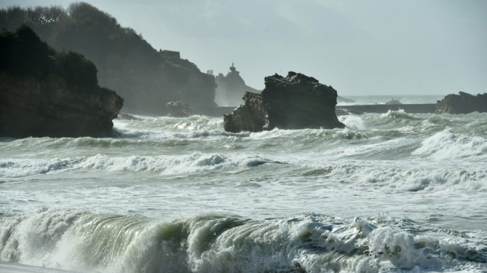 Houle "cyclonique" sur la c&ocirc;te atlantique, des plages ferm&eacute;es en Nouvelle-Aquitaine