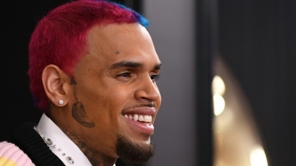 Chris Brown, acusado de agress&atilde;o, &eacute; libertado sob fian&ccedil;a no Reino Unido