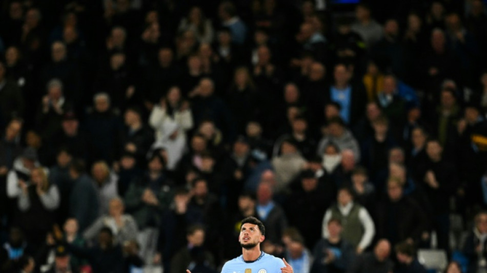 City vence Aston Villa (2-1) no fim e fica mais perto de vaga na Champions