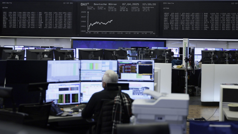 Borsa: l'Europa chiude a 2 velocit&agrave;, Parigi +0,5%, Londra +0,14%