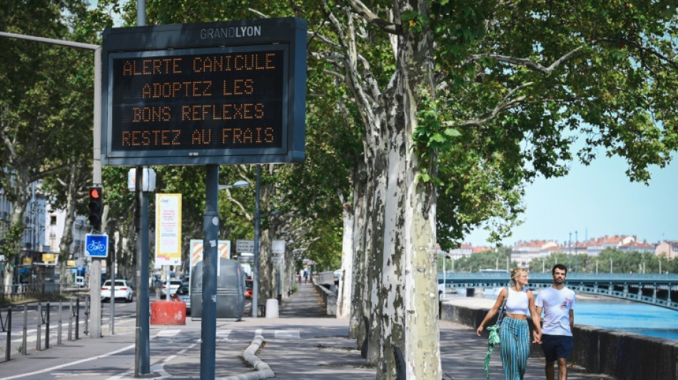 La canicule continue d'&eacute;craser la France, 50 d&eacute;partements en vigilance orange lundi