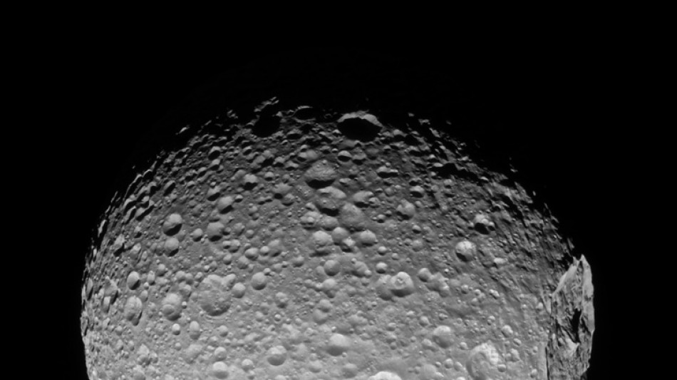 El oc&eacute;ano que oculta Mimas, luna helada de Saturno