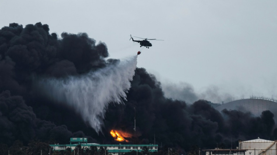 Bomberos y helic&oacute;pteros buscan avanzar para aplicar espuma en incendio en Cuba