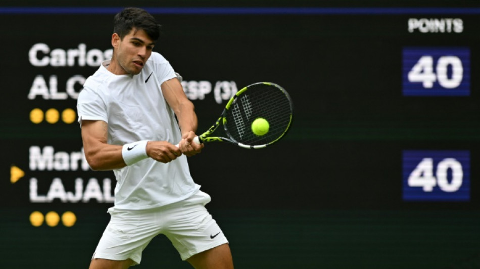Atual campe&atilde;o, Alcaraz vence na estreia em Wimbledon