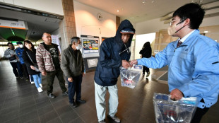 Longas filas para obter &aacute;gua e comida ap&oacute;s devastador terremoto no Jap&atilde;o