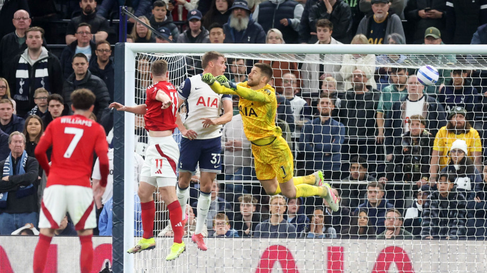 Premier: il Nottingham batte 2-1 gli Spurs e sale al terzo posto