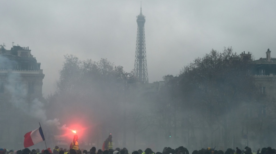 Violences contre des "gilets jaunes" dans un Burger King: neuf CRS jug&eacute;s &agrave; Paris
