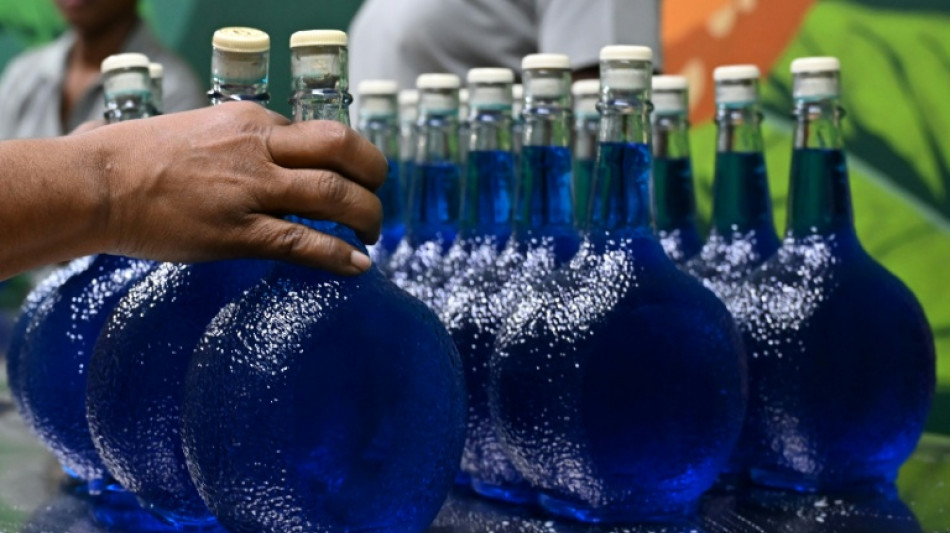 No, el famoso licor Curazao azul no es azul