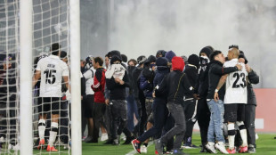 Dois torcedores morrem em tumulto no est&aacute;dio e Colo Colo-Fortaleza &eacute; suspenso