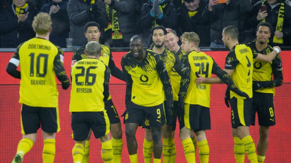 Dortmund thump Mainz to close in on Bayern