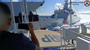 Colisionan nav&iacute;os chinos al perseguir un barco filipino en un mar disputado