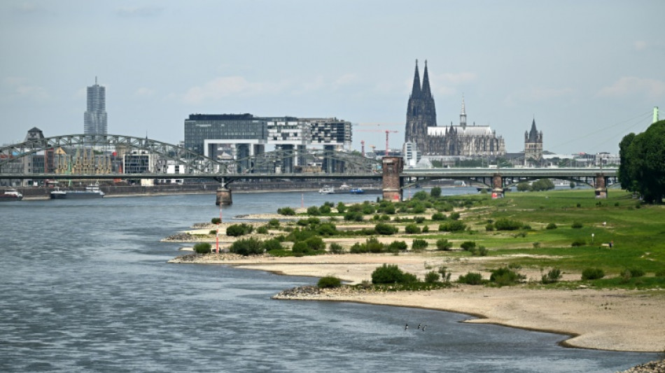 Geparktes Auto mit zwei jungen Leuten rollt bei K&ouml;ln versehentlich in Rhein
