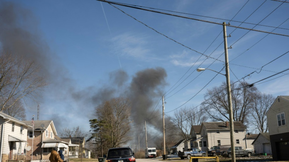 Alerte lev&eacute;e aux Etats-Unis apr&egrave;s le d&eacute;raillement d'un train de produits chimiques
