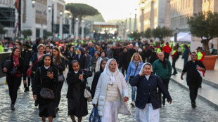 Menschenmassen str&ouml;men f&uuml;r Trauermesse f&uuml;r Papst Franziskus auf den Petersplatz