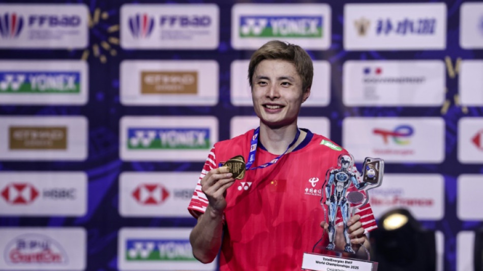 Shi downs Kunlavut to win first world title, Yamaguchi takes women's crown