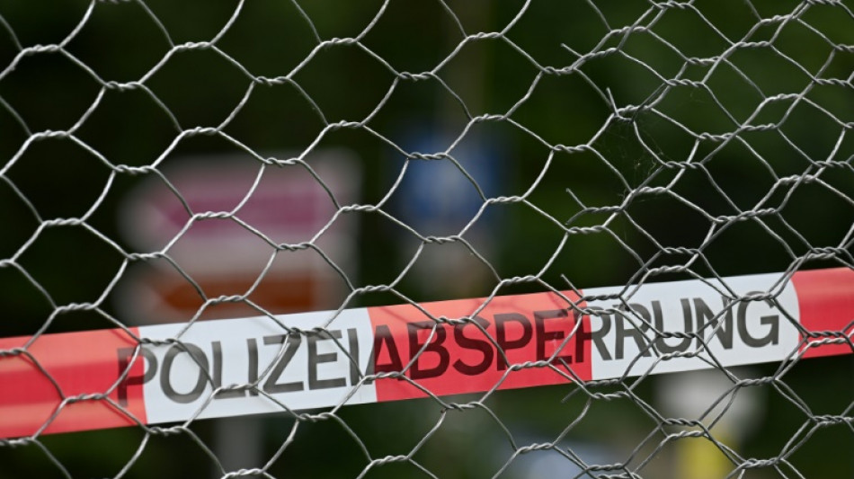 Hautreizungen bei 15 Mitarbeitern: Gro&szlig;einsatz wegen chemischer Substanz in Paketzentrum