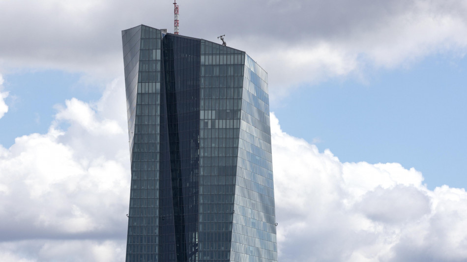 Economisti, la Bce verso due rialzi dei tassi quest'anno, inflazione rivista al rialzo