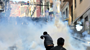 Pol&iacute;cia e manifestantes pedindo ren&uacute;ncia do presidente se enfrentam em La Paz