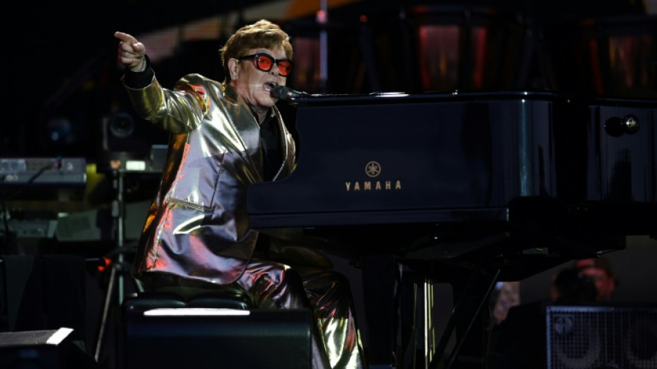 Strass et n&eacute;on au dernier concert de la tourn&eacute;e d'adieu d'Elton John