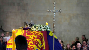 Carlos III y sus hermanos velan el f&eacute;retro de su madre en Londres