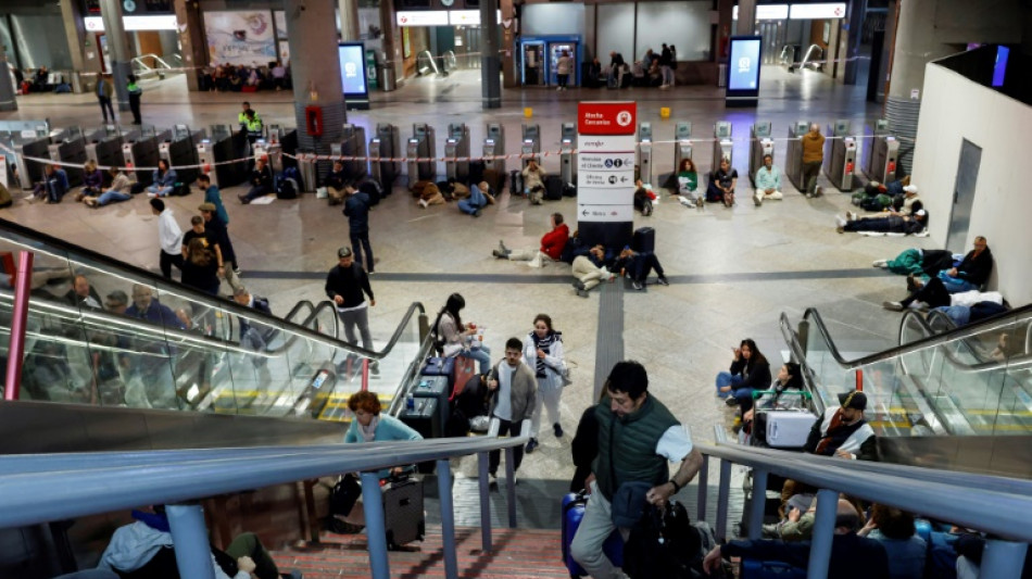 La difícil noche en Madrid para los viajeros bloqueados por el apagón masivo