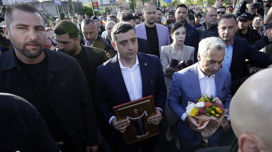 Romania, Simion al seggio con Georgescu,'per la democrazia'