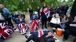 Los brit&aacute;nicos se levantan al alba para despedir a Isabel II