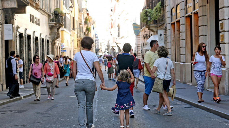 Confcom, incertezza non frena i consumi, turismo traina economia