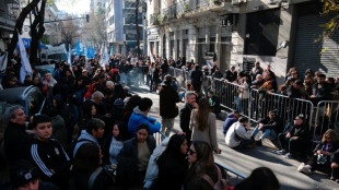 Centenas de apoiadores de Kirchner aguardam not&iacute;cias sobre sua deten&ccedil;&atilde;o na Argentina