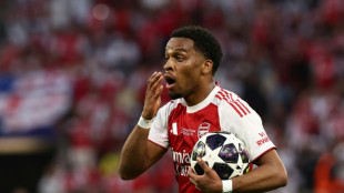 Lateral holand&ecirc;s Jurri&euml;n Timber &eacute; cortado da Copa por les&atilde;o e substitu&iacute;do por Lutsharel Geertruida